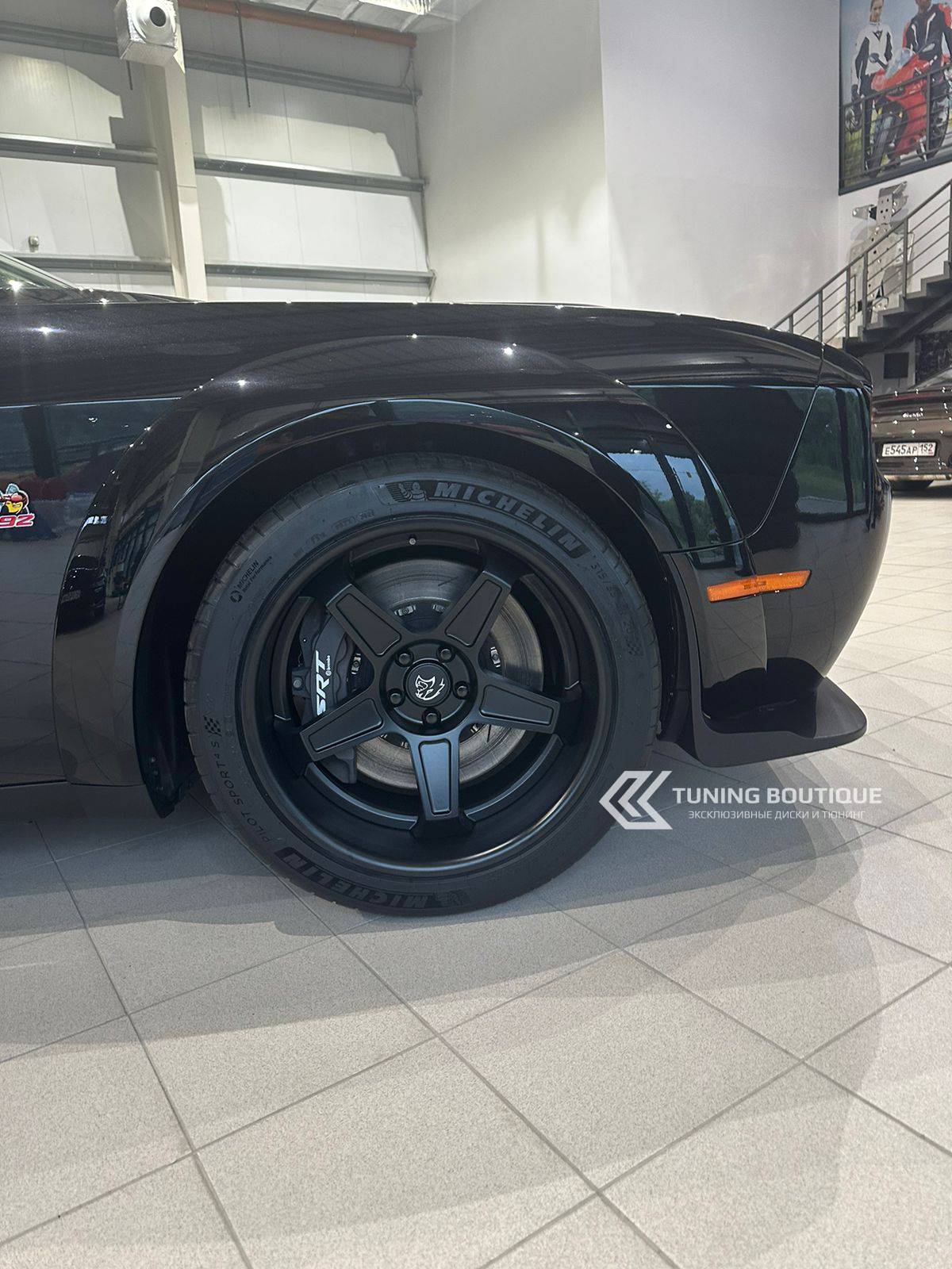 Dodge Challenger R/T Scat Pack V8 на 20" кованых дисках нашего производства фото 3